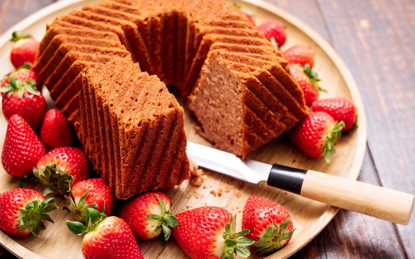 Кекс со свежей клубникой на тарелке