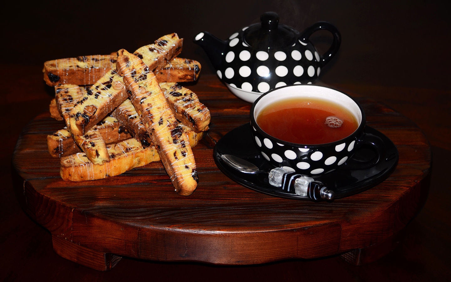 Вкусное печенье с орехами на столе с чашкой чая