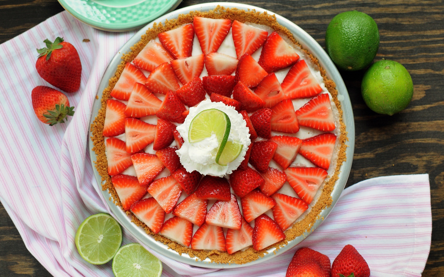 Вкусный пирог с кремом, клубникой и лаймом