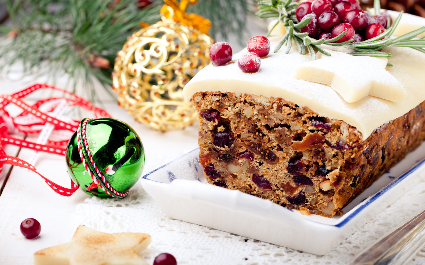 Праздничный новогодний кекс с сухофруктами и игрушками на столе