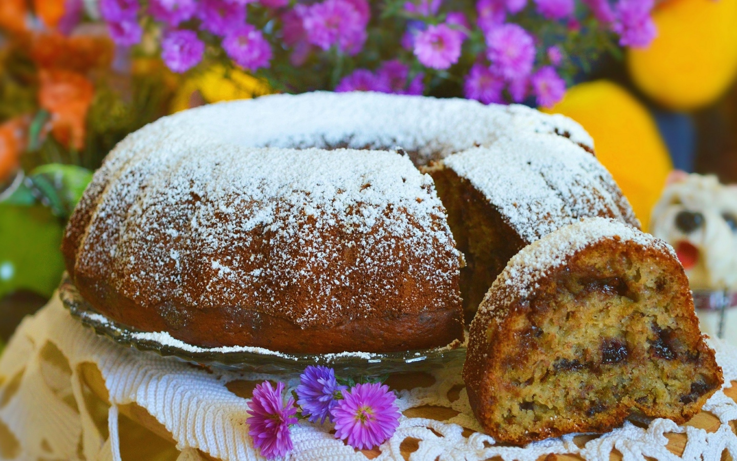 Ароматный кекс с сухофруктами посыпан сахарной пудрой 