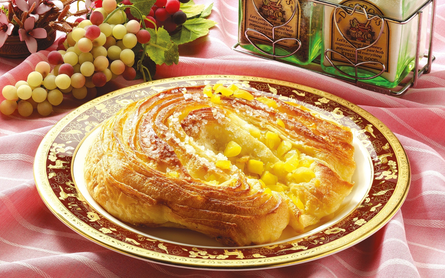 Свежая выпечка на тарелке