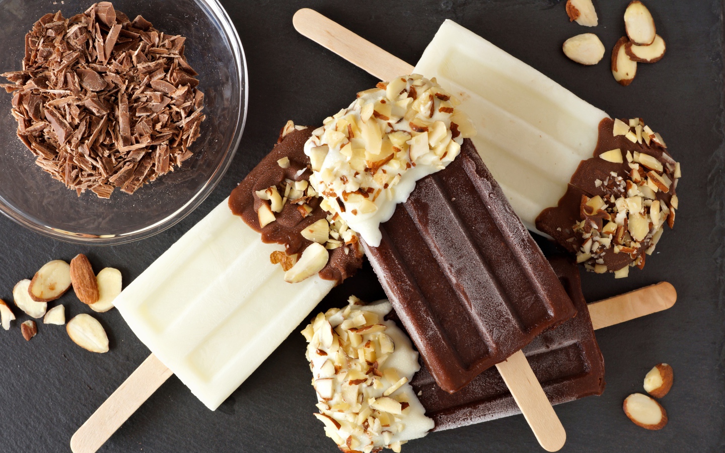Мороженое на палочке в шоколаде с миндальными орехами
