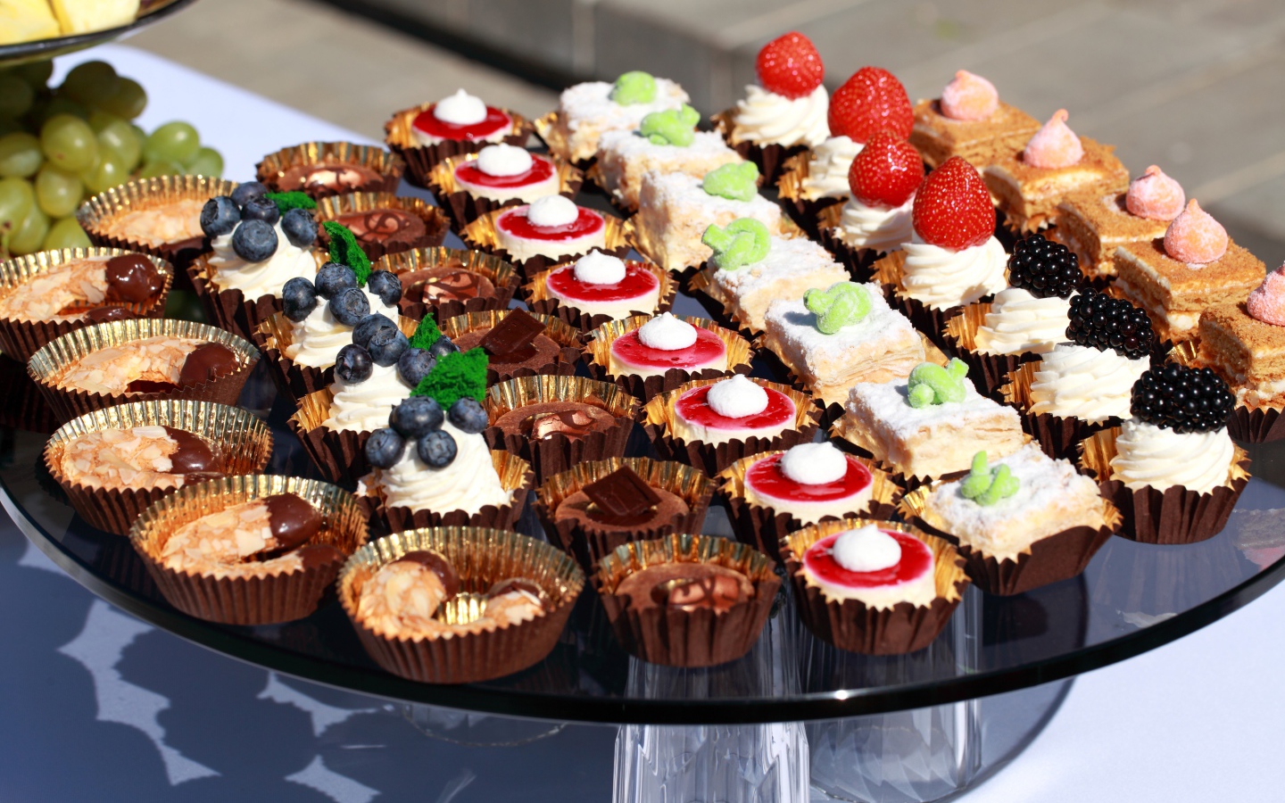 Много разных сладких десертов на столе