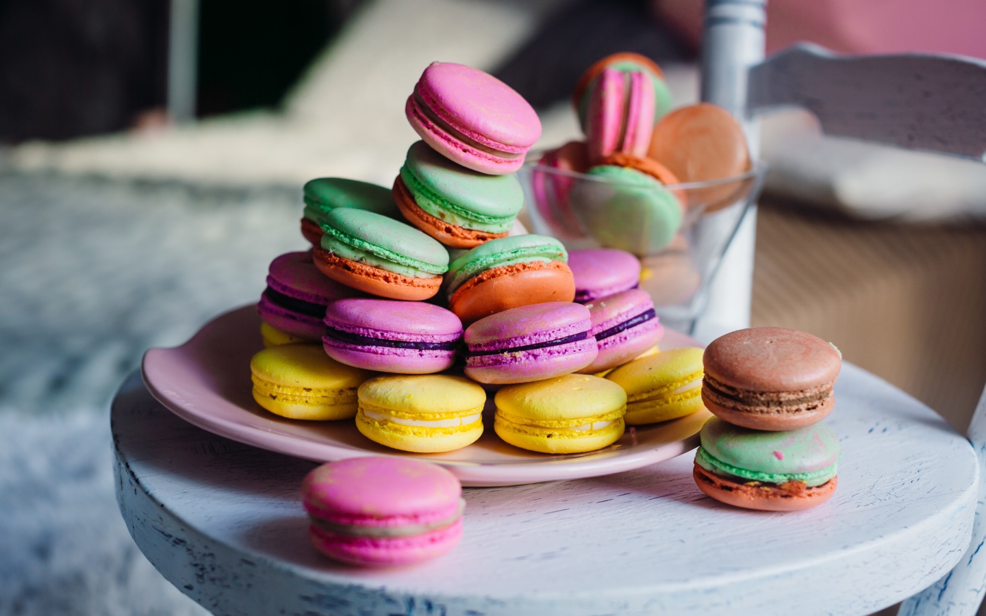 Разноцветные сладости макарон на столе