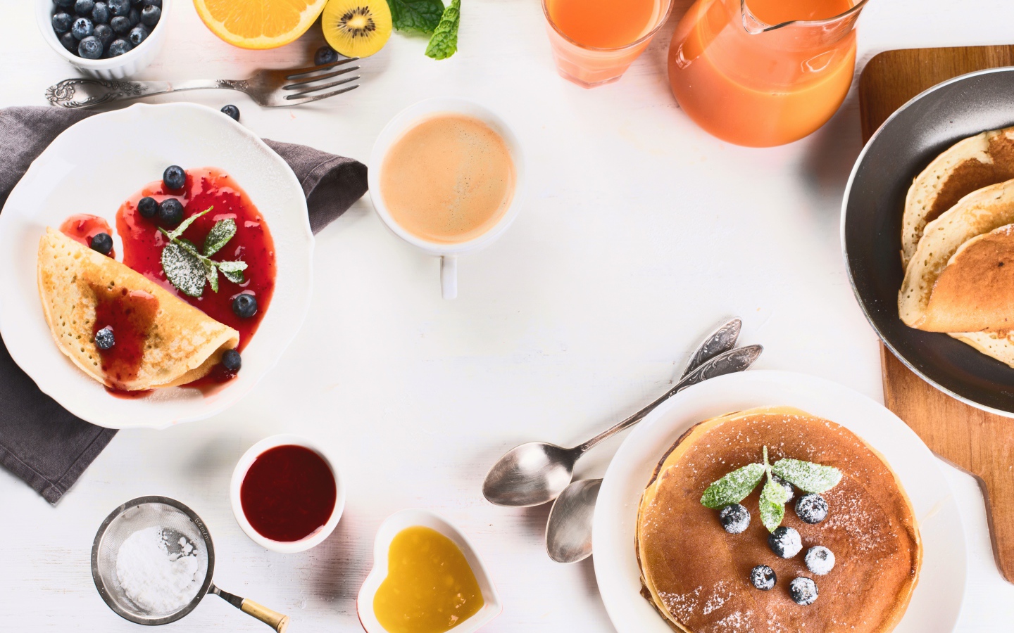 Панкейки с джемом и соком на столе на завтрак 