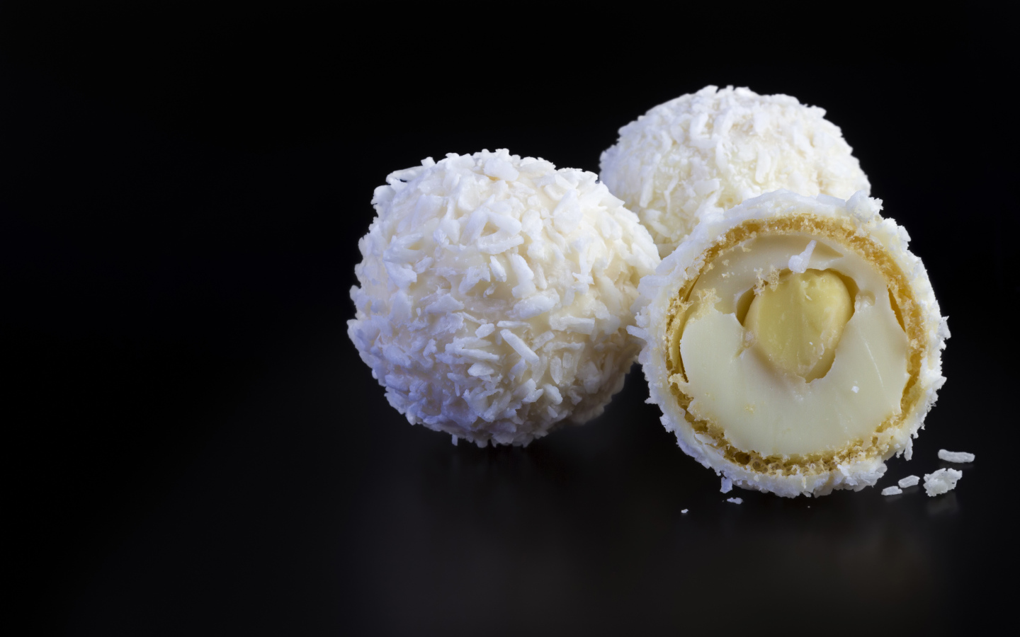 Конфеты раффаэлло на черном фоне