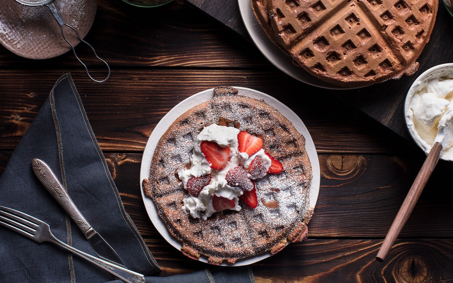 Сладкие вафли со сливками и ягодами клубники 