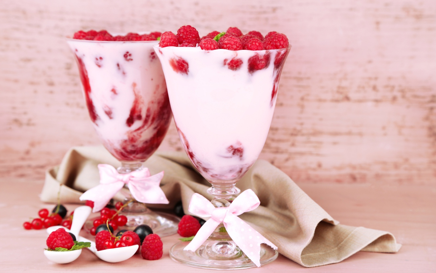 Две креманки с десертом из йогурта и малины