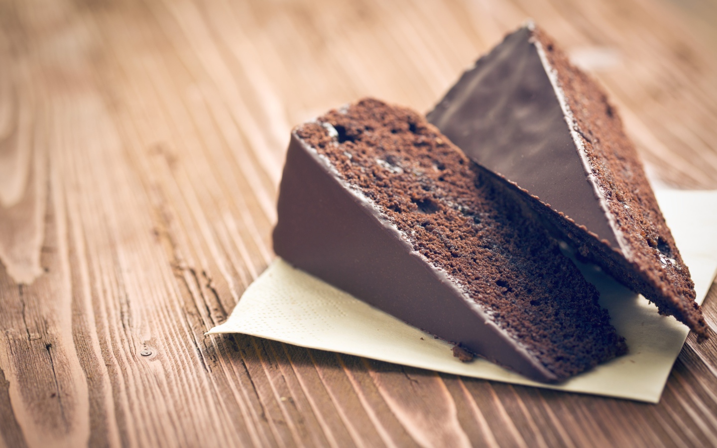 Два кусочка шоколадного торта на столе