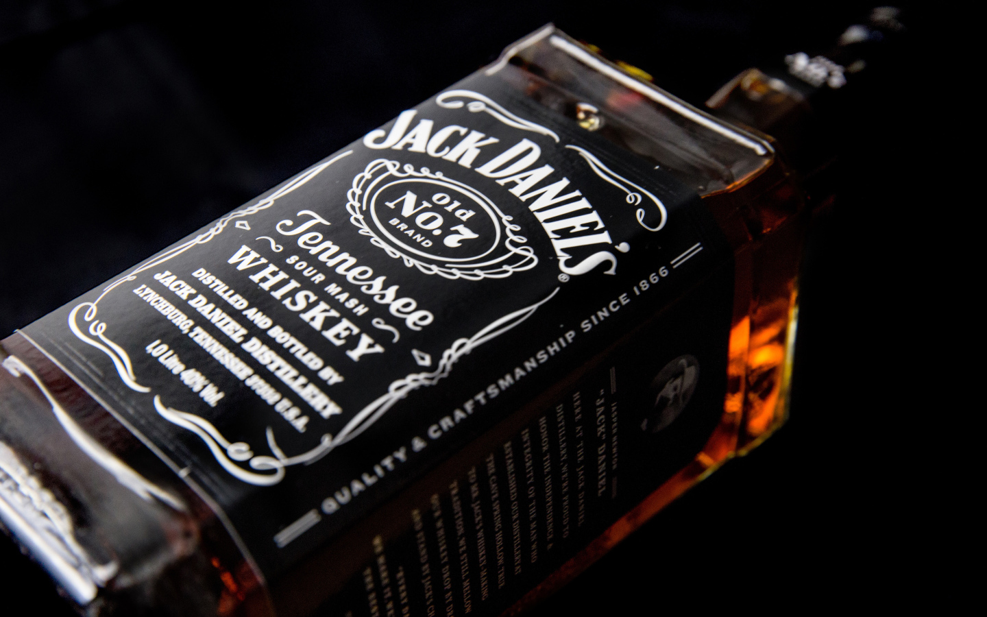 Бутылка виски Jack Daniels на черном фоне