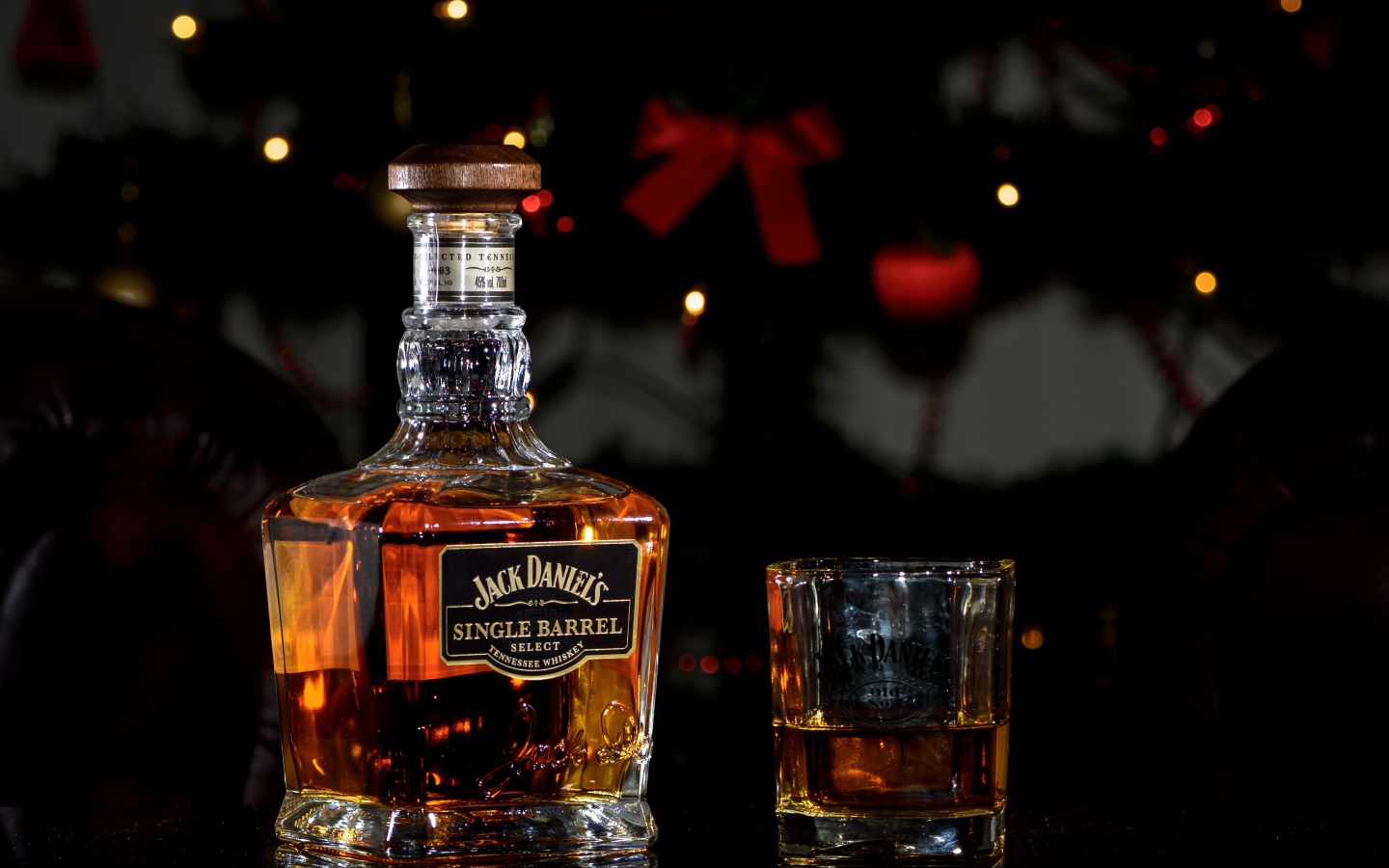 Бутылка виски Jack Daniels с рюмкой