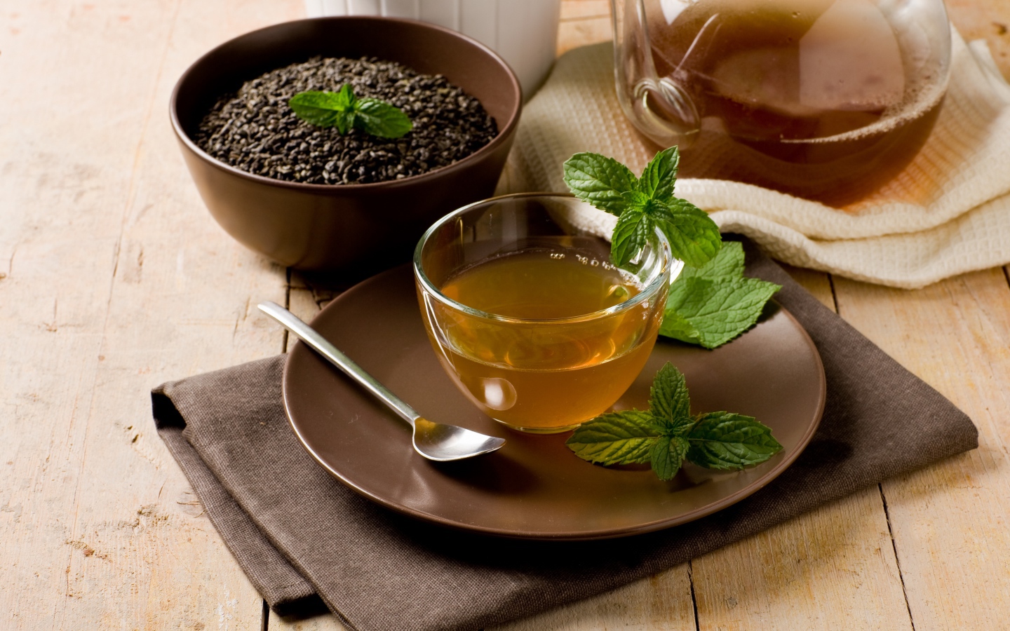 Зеленый чай с мятой на столе 