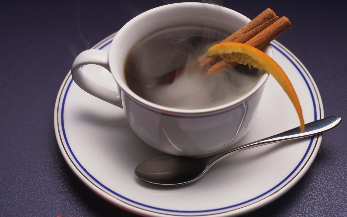 Горячий кофе в чашке с корицей 