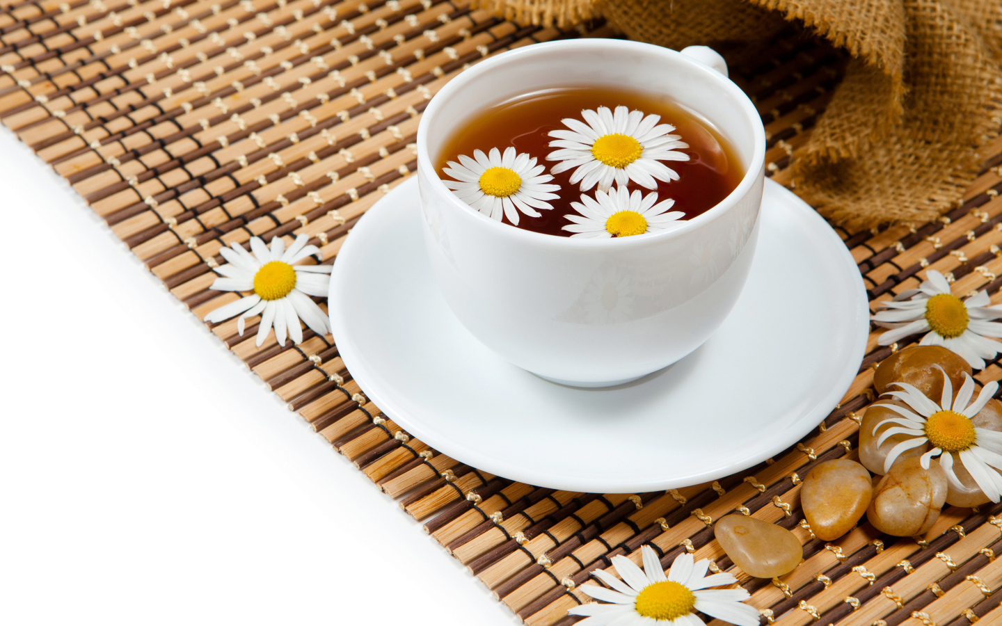 Большая белая чашка с цветами ромашки 