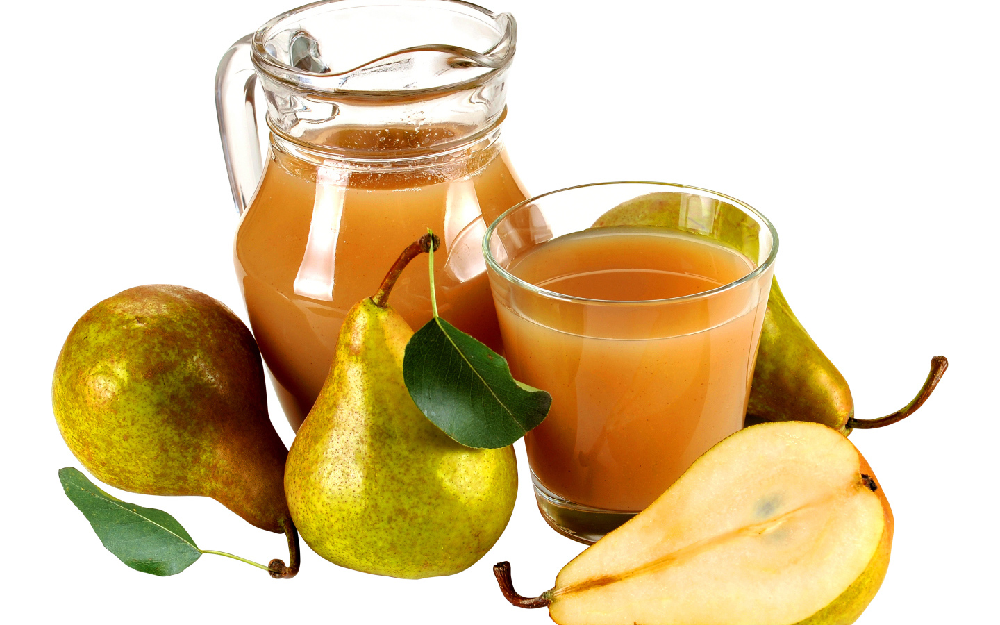 Грушевый сок со свежими грушами на белом фоне