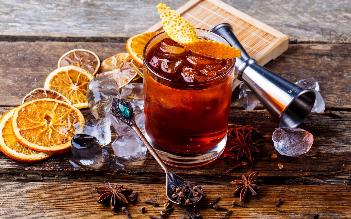 Чай со льдом и кусочками сушеного апельсина и бадьяном