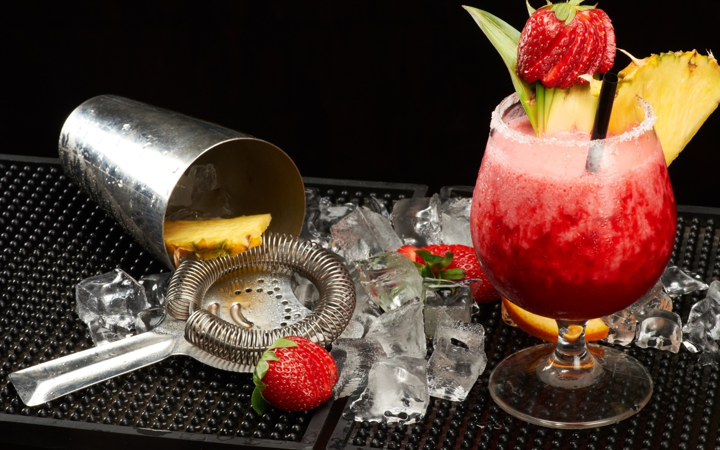 Тропический коктейль в бокале на столе со льдом
