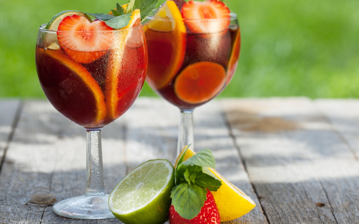 Два бокала фруктового коктейля на столе