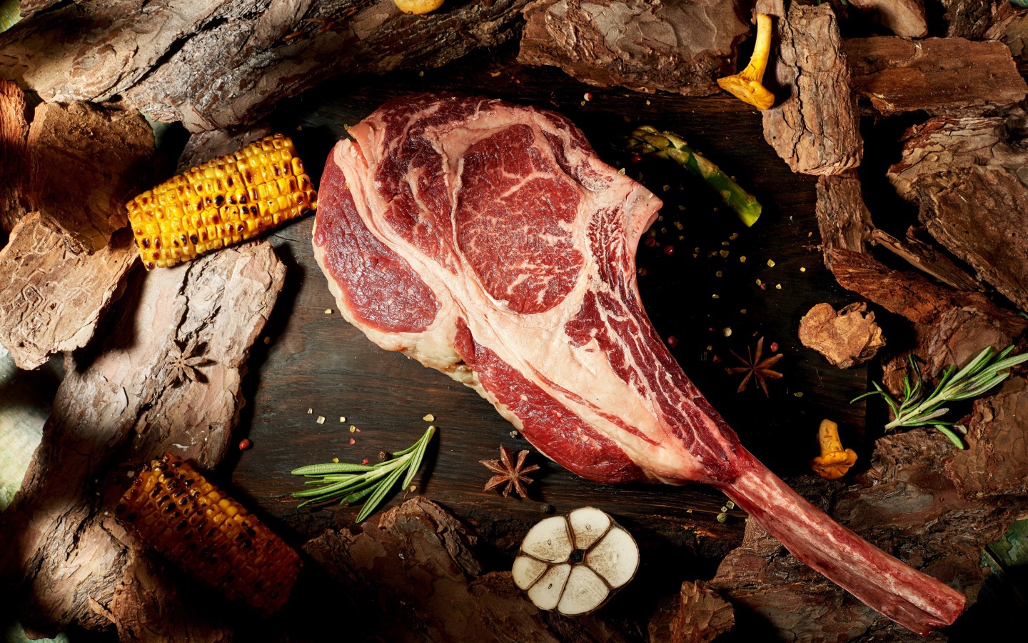 Кусок мяса на кости с кукурузой 