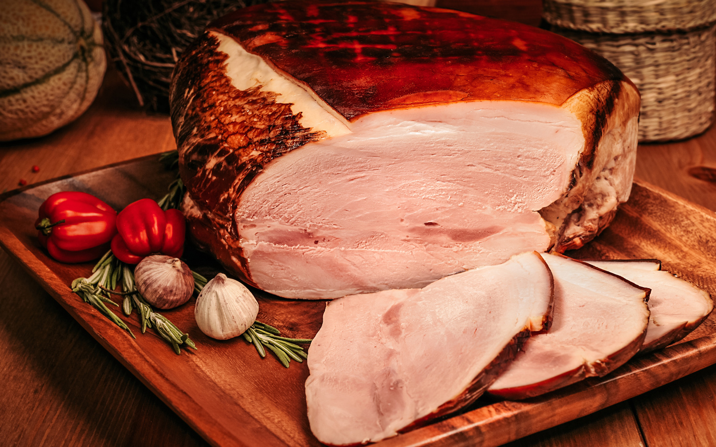 Аппетитный кусок ветчины с перцем и чесноком на доске