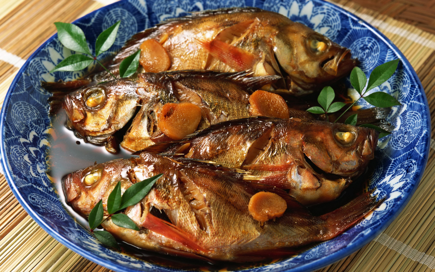 Запеченная рыба с соусом на красивой тарелке