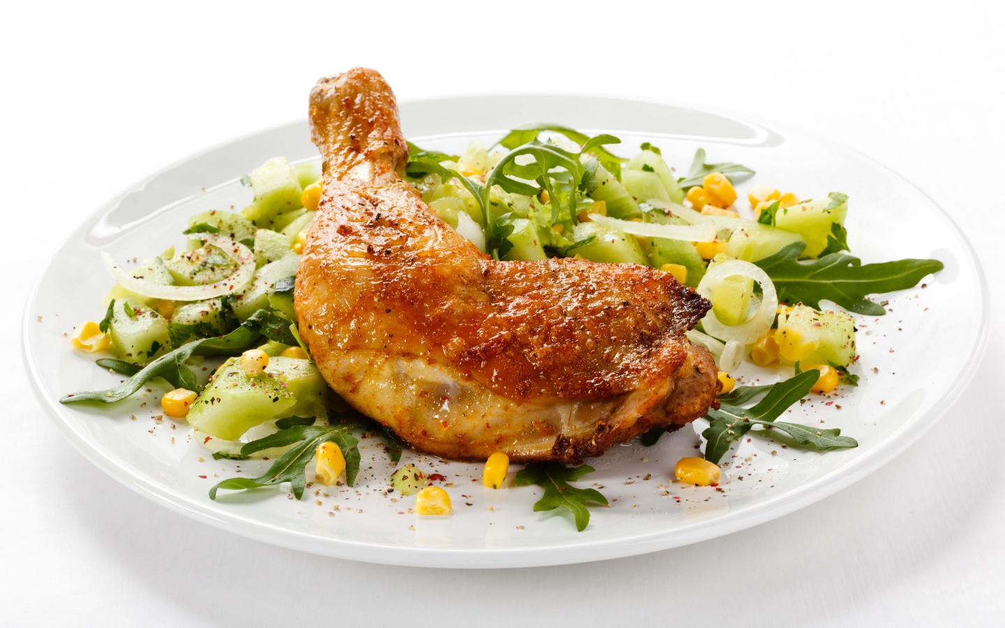 Куриный окорочок с салатом на белом фоне