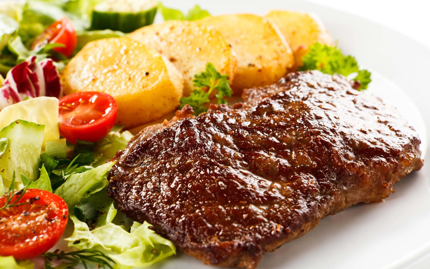 Отбивная с картофелем и салатом