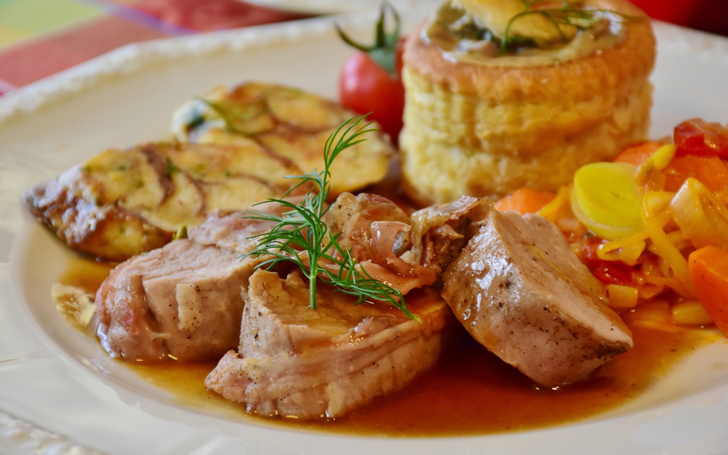 Мясо свинина на тарелке с соусом