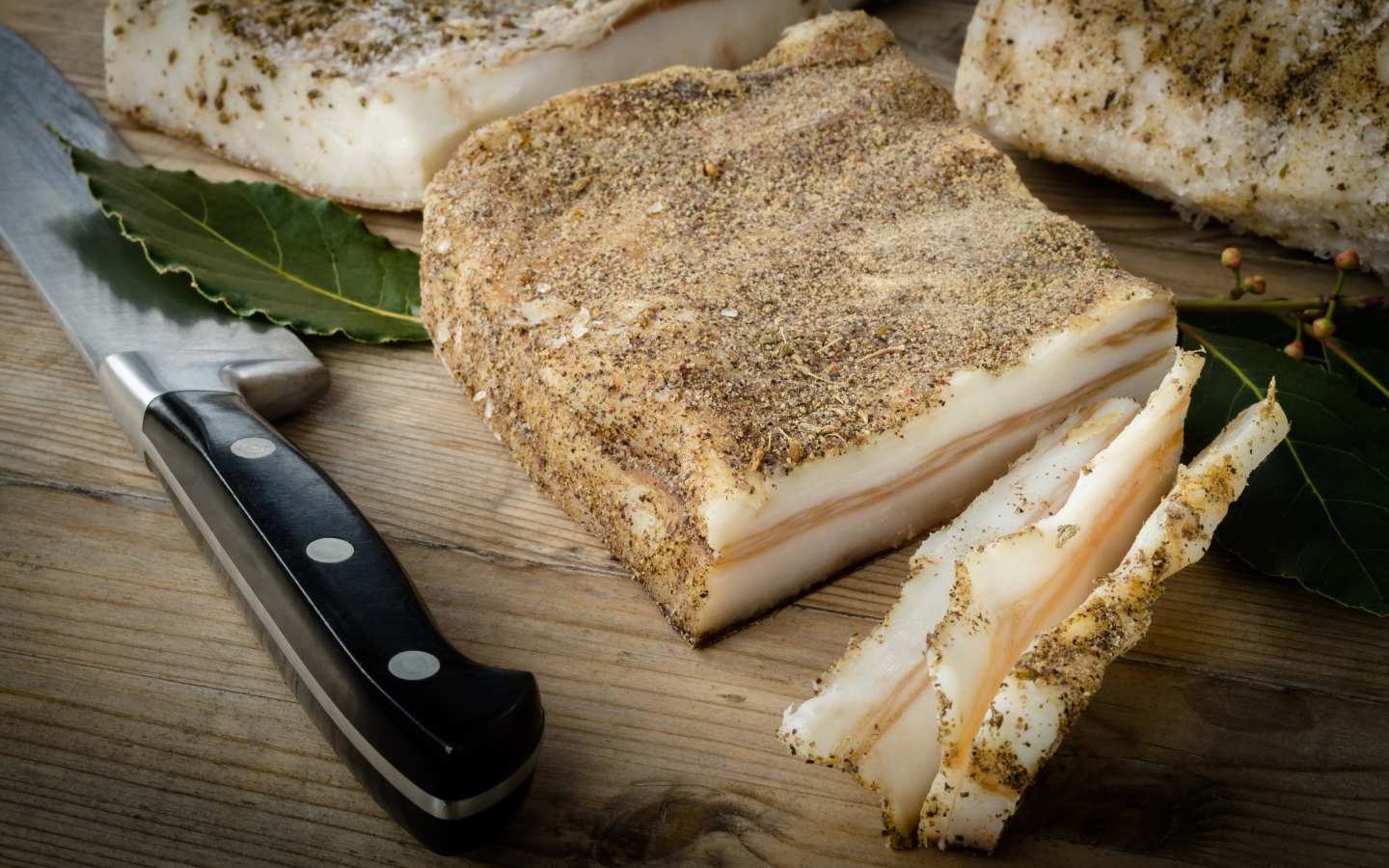 Сало с перцем и ножом на столе