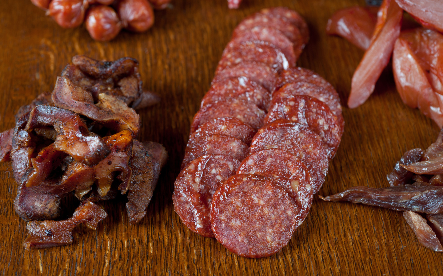 Колбаса и мясная нарезка на столе