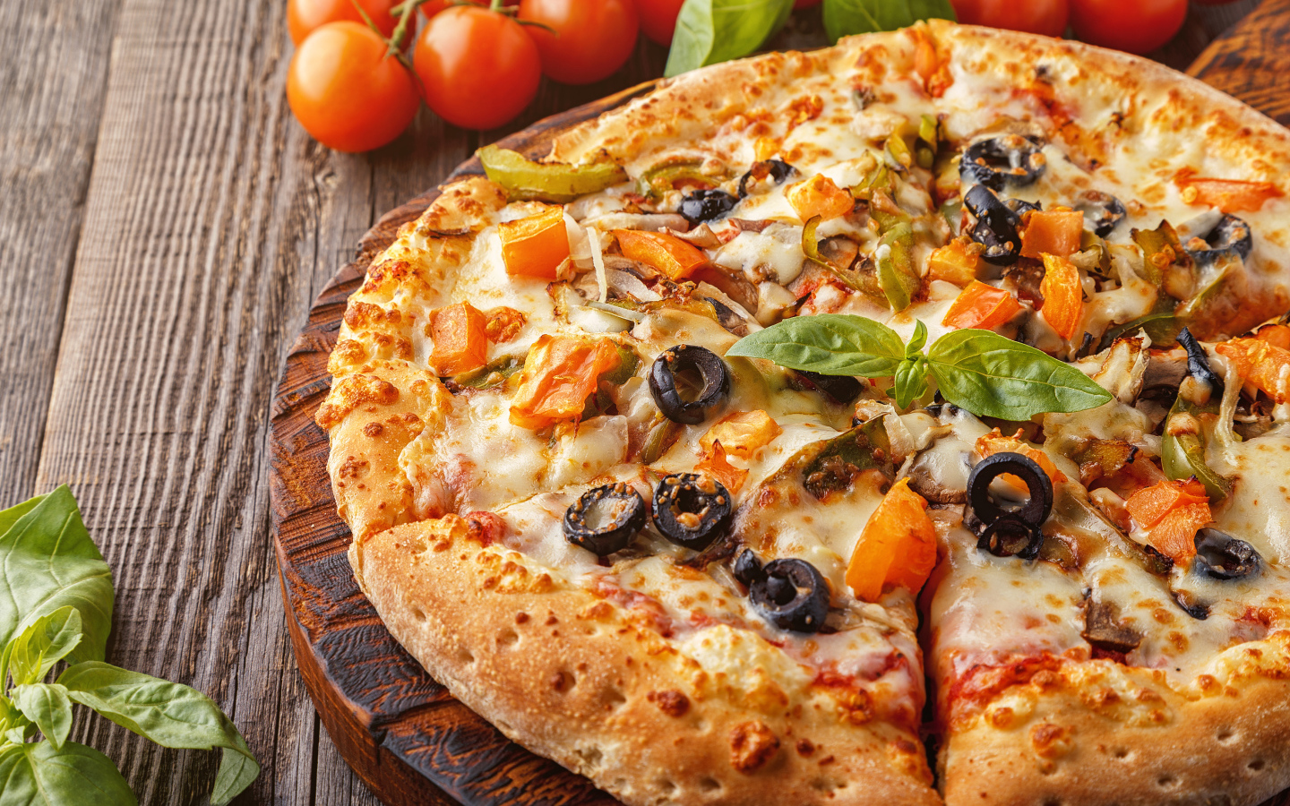 Аппетитная пицца с оливками на столе