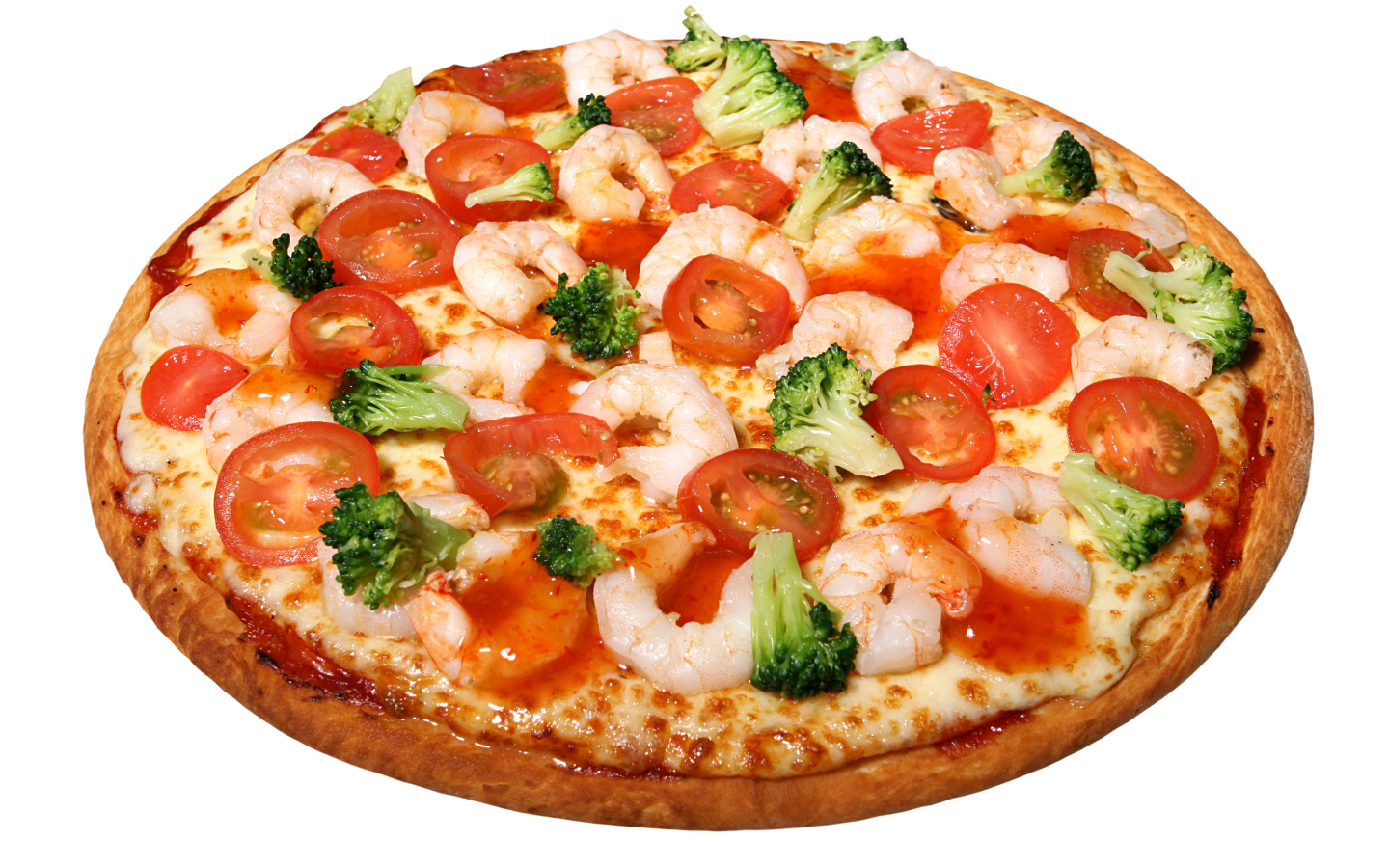 Пицца с помидорами и креветками на белом фоне