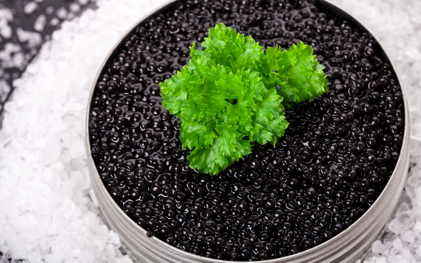 Банка черной икры с листиком петрушки