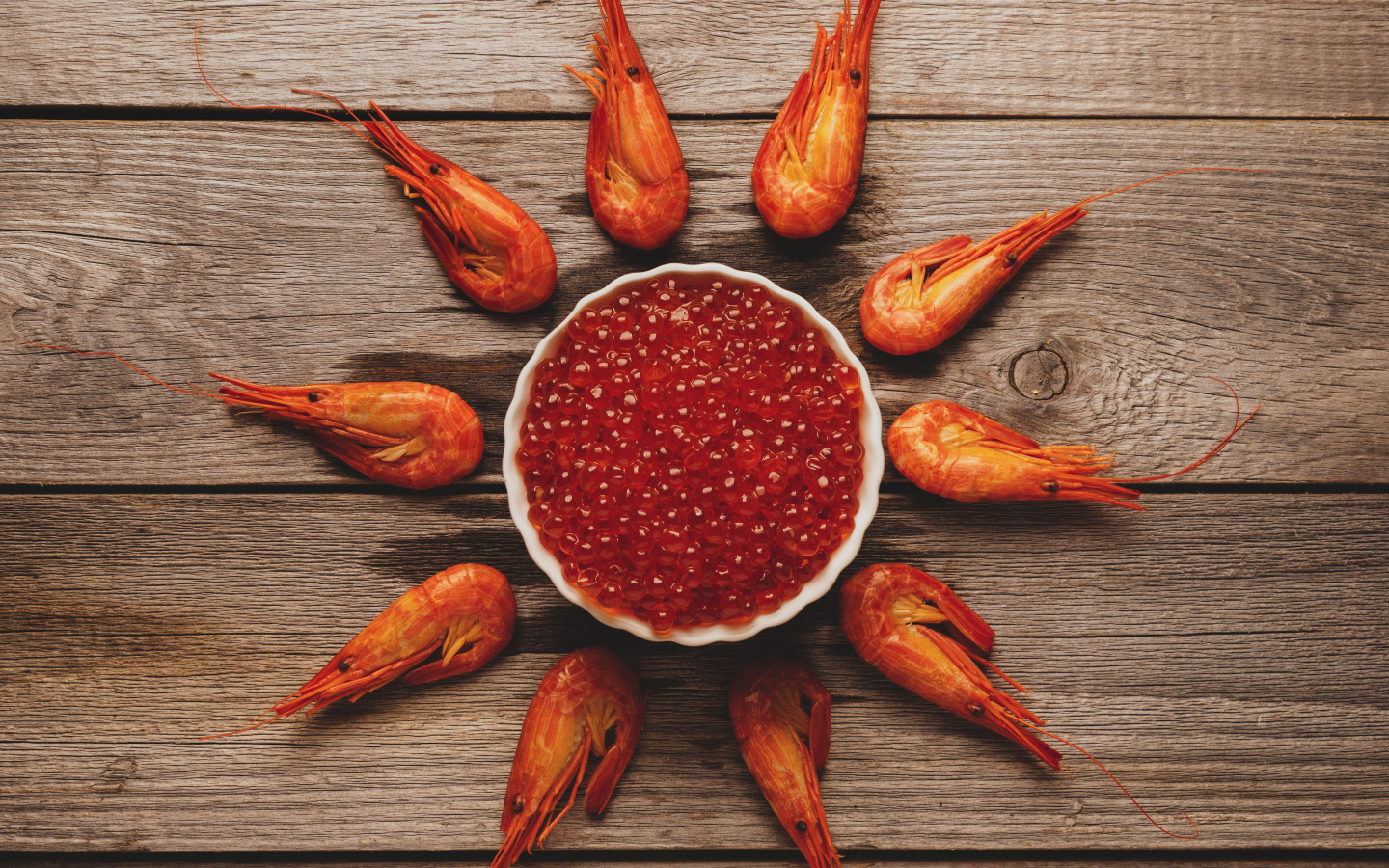 Вареные креветки на столе с красной икрой
