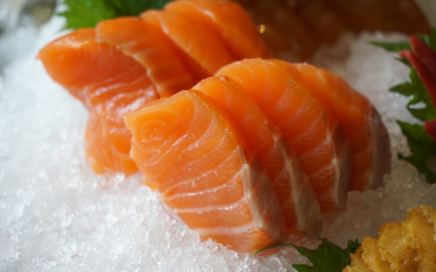 Кусочки красной рыбы лежат на льду