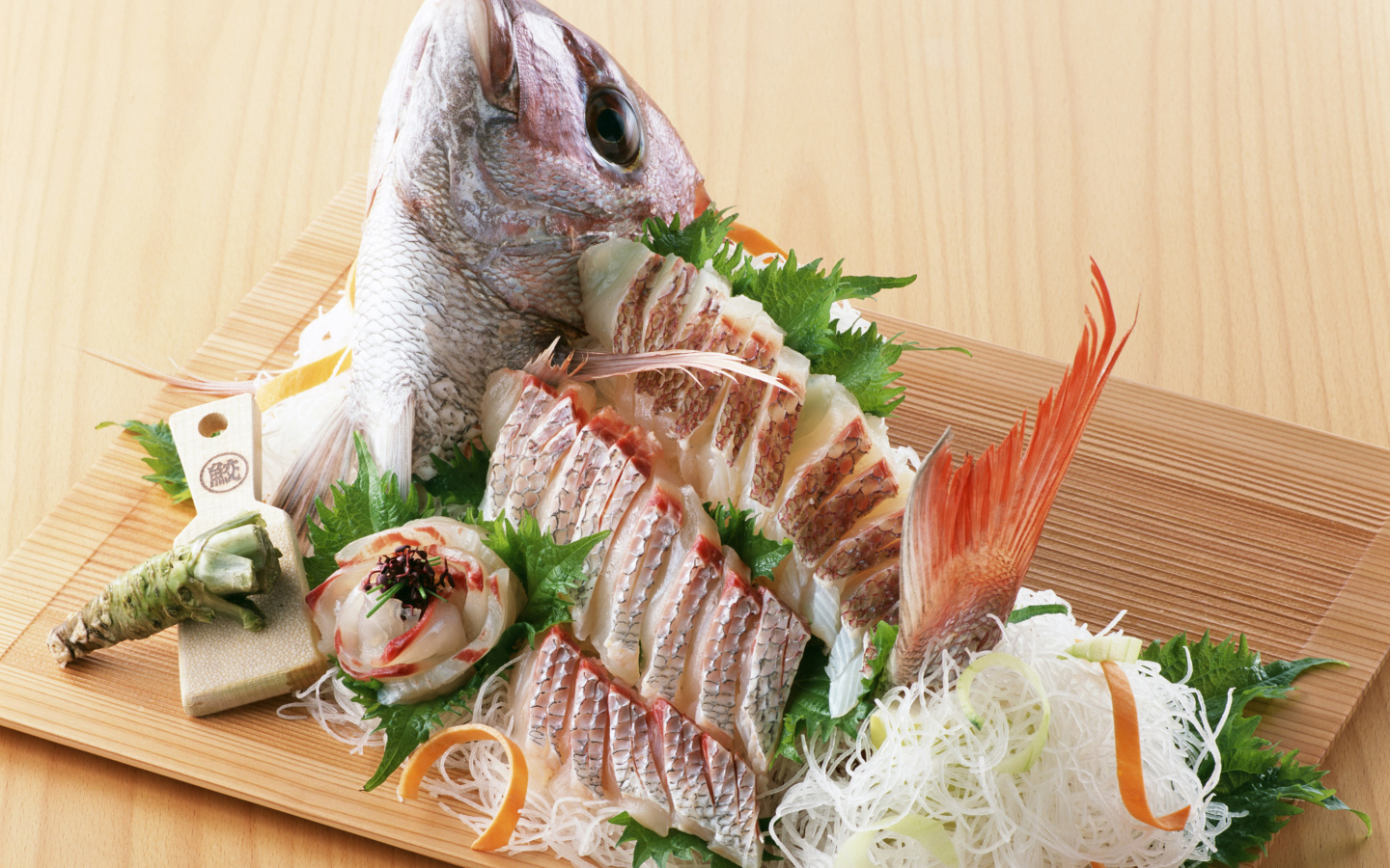 Нарезка из свежей рыбы на разделочной доске