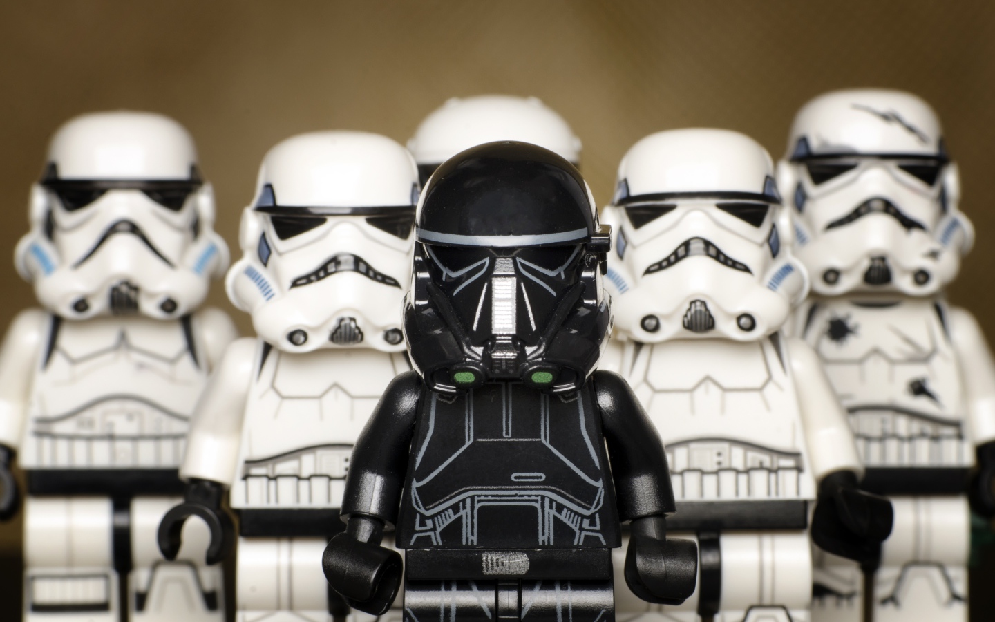 Маленькие фигурки штурмовиков из Звездных войн