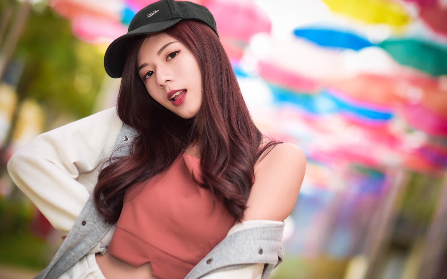 Девушка азиатка в черной кепке