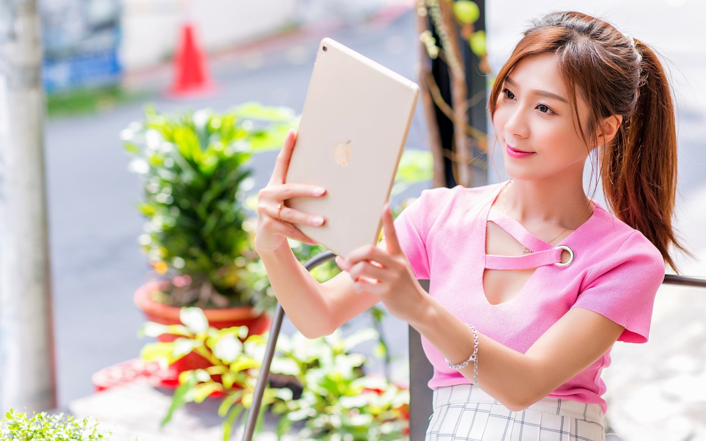 Красивая девушка азиатка делает селфи