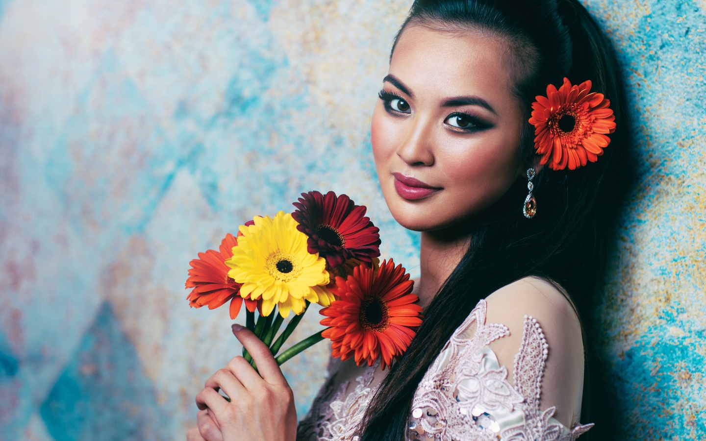 Красивая девушка азиатка с букетом гербер в руках