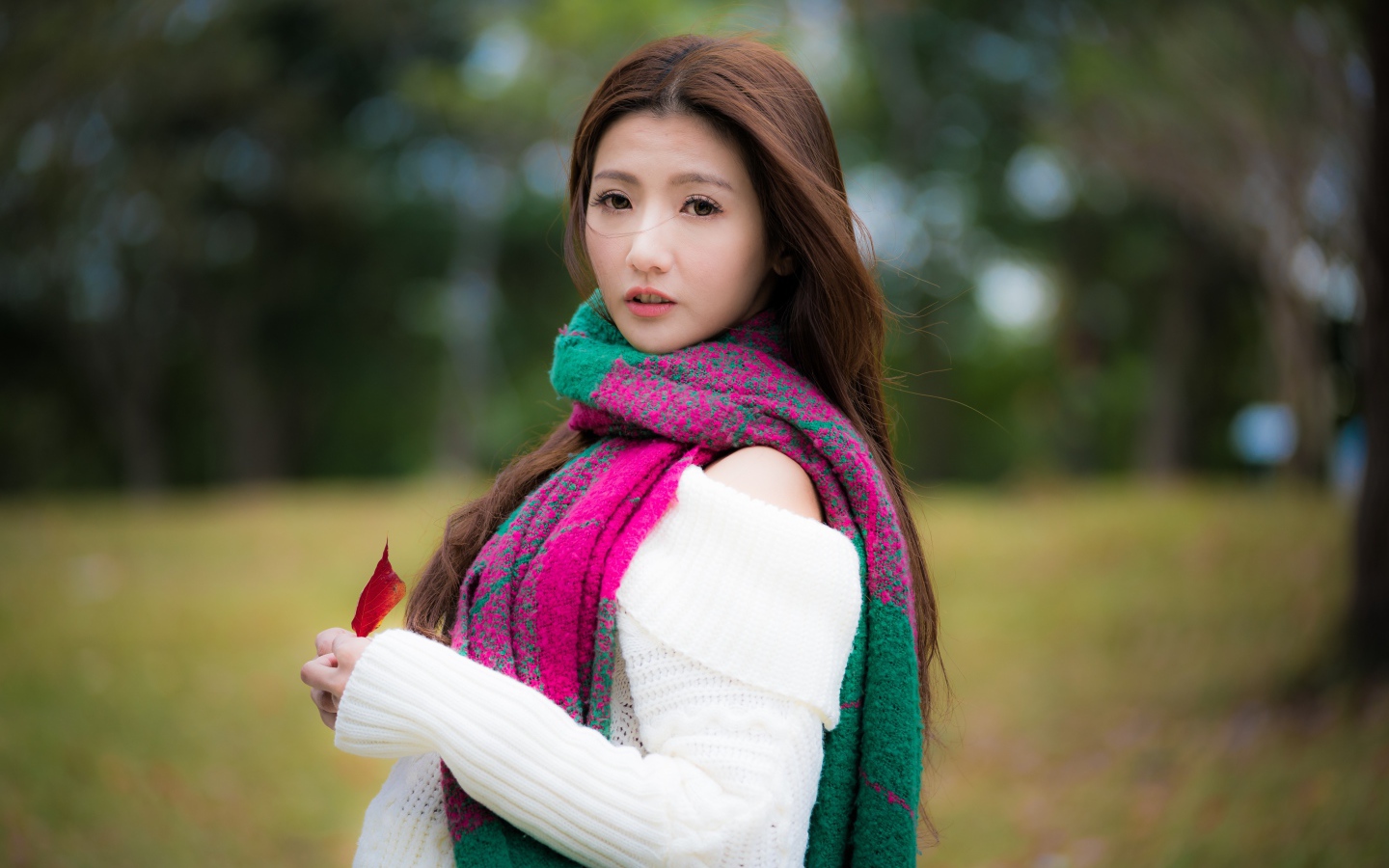 Красивая азиатка с шарфом на шее