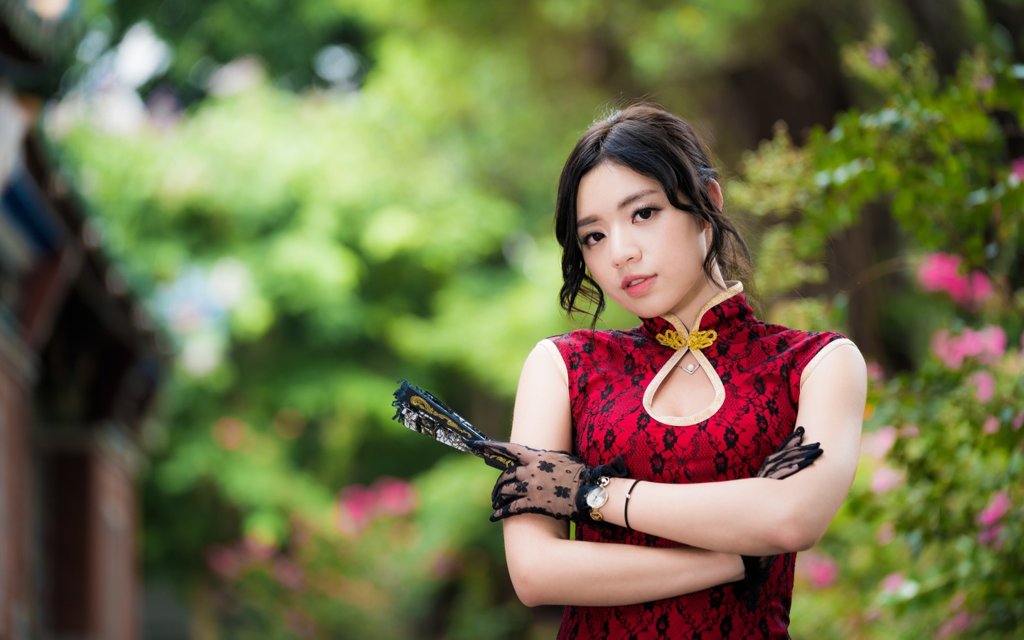 Красивая девушка азиатка с веером в руке