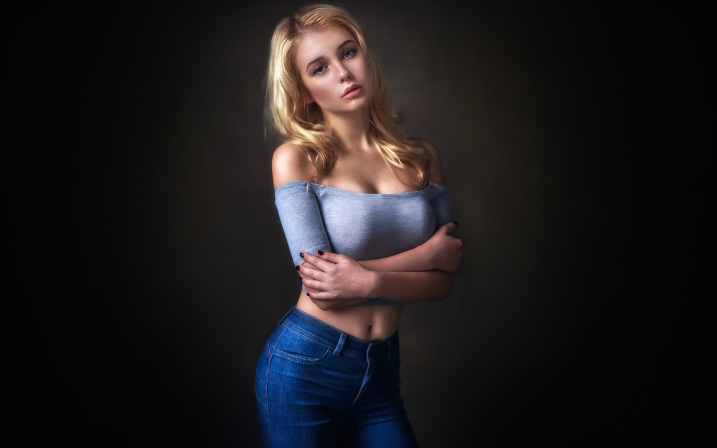 Красивая блондинка с синих джинсах