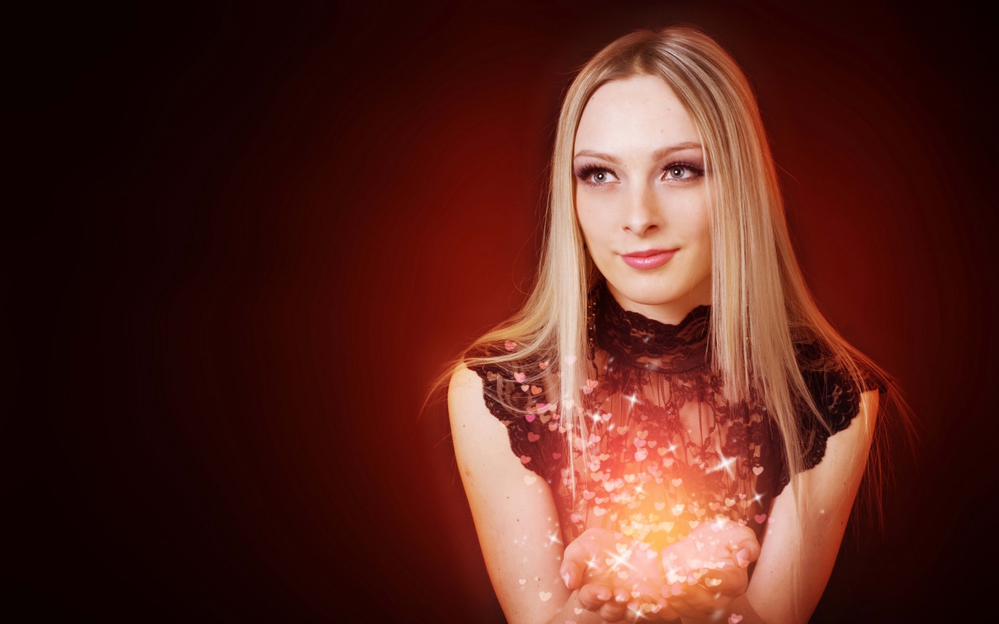 Красивая голубоглазая блондинка на красном фоне