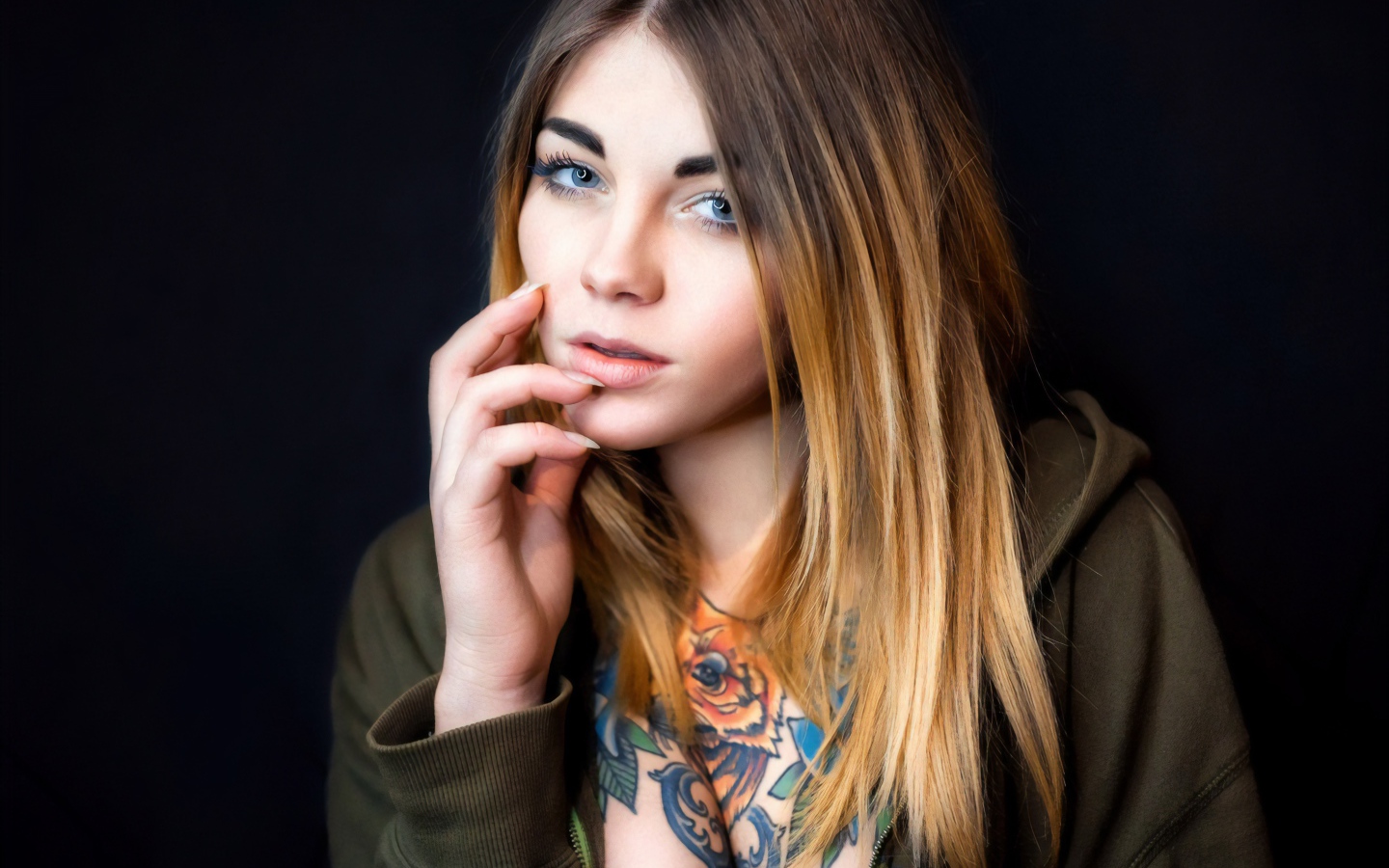 Красивая голубоглазая девушка с татуировкой 