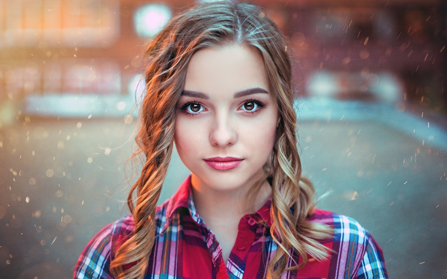 Красивая кареглазая девушка с прической 