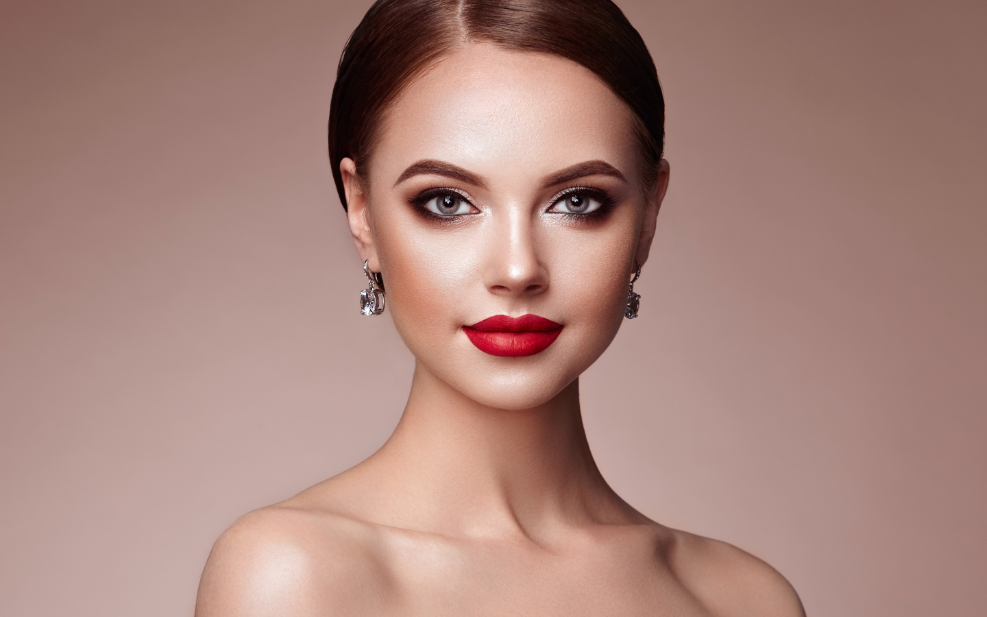 Красивая шатенка с ярким макияжем