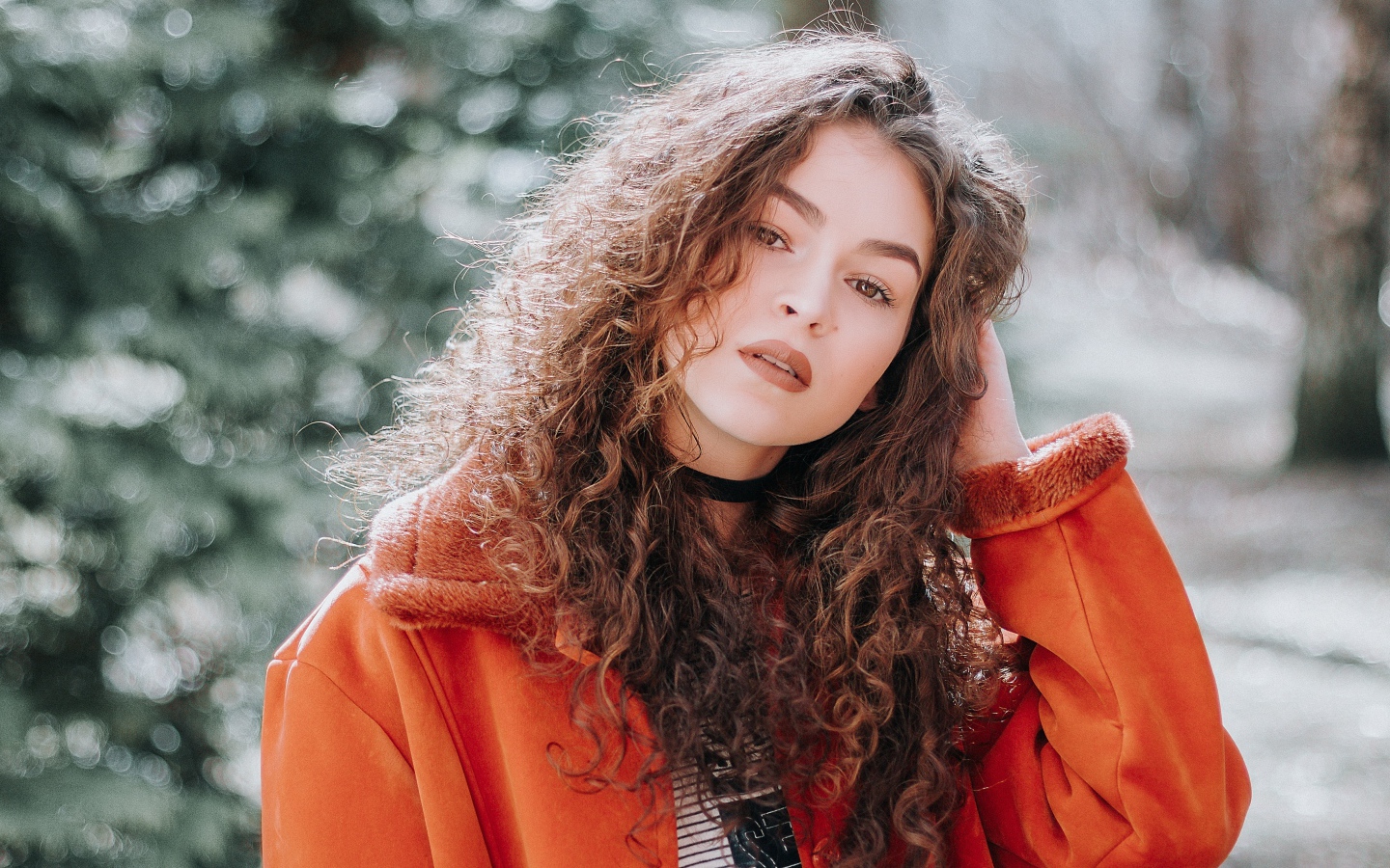 Красивая девушка шатенка в красной куртке