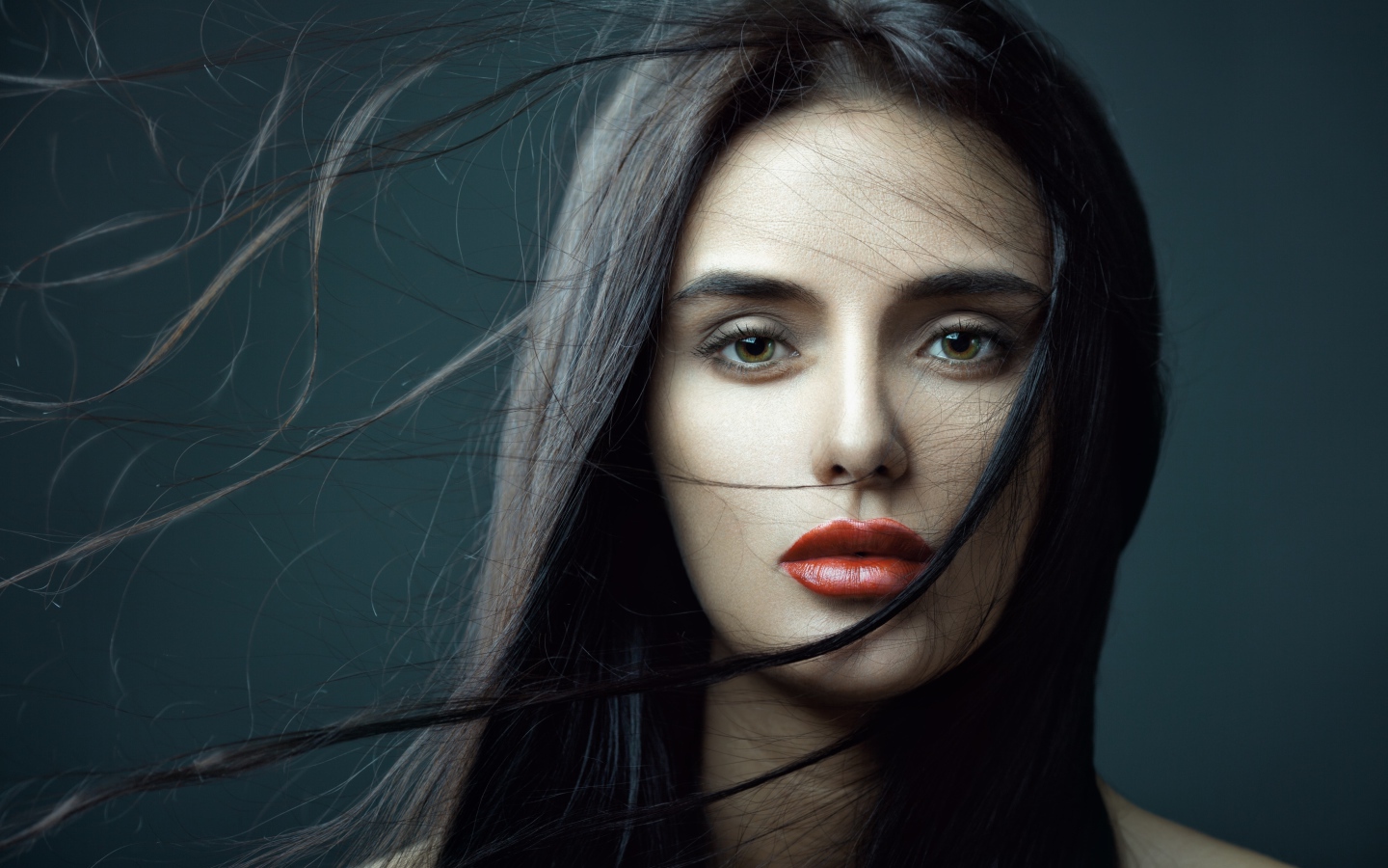 Красивая брюнетка с развевающимися волосами